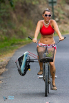 Ecolo, mme va au surf en vélo.
